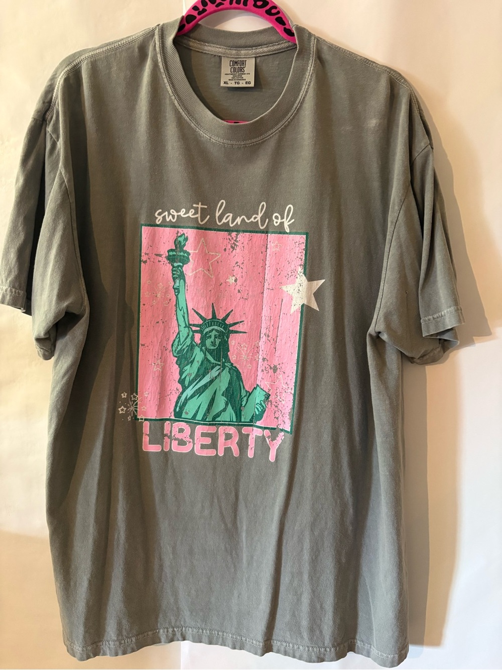 Comfort Colors Women's 'Sweet Land of Liberty' Short Sleeve Tee - Sage Green